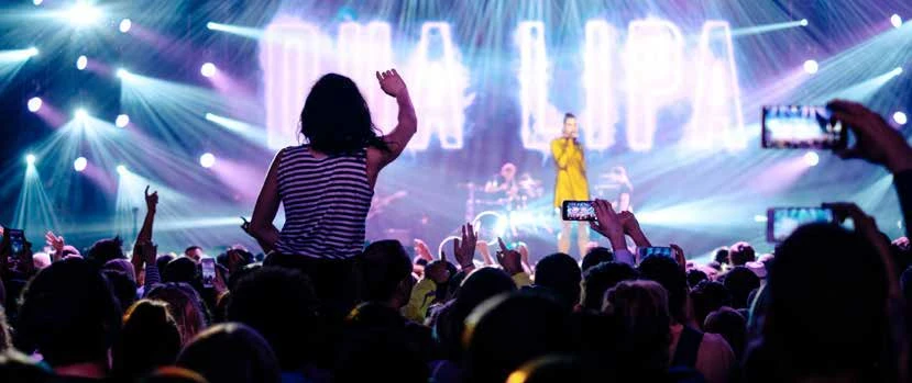 Dua Lipa und die Sunny Hill Foundation